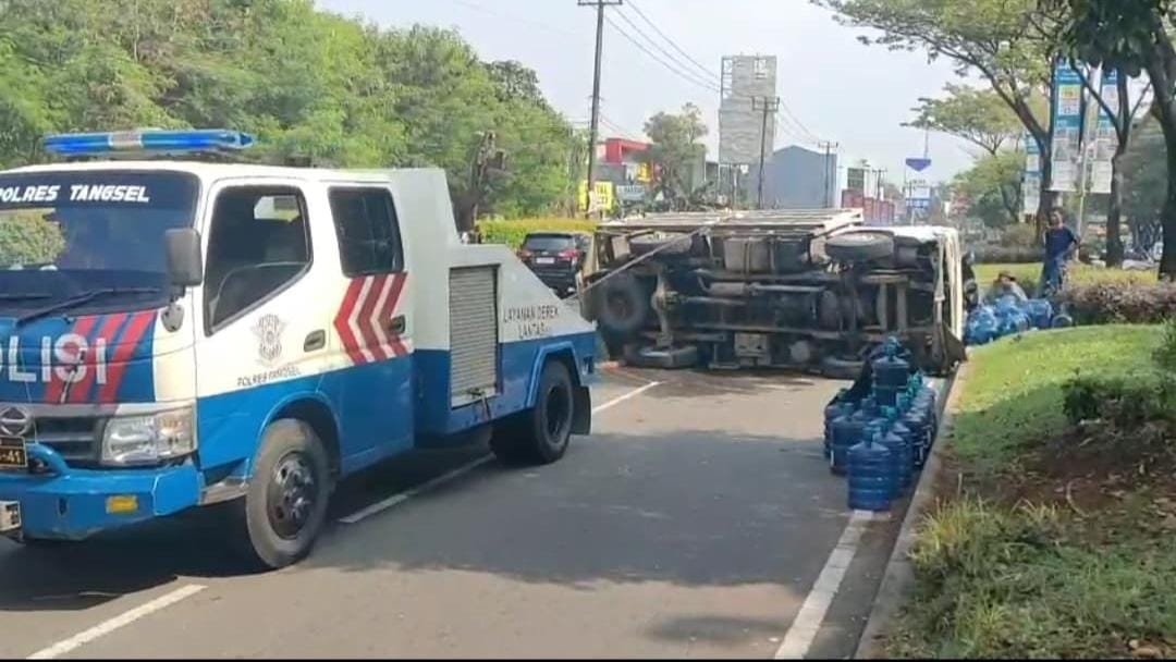 Kecelakaan tunggal truk di Jalan Pelayangan, Tangsel, Rawa Buntu, tidak ada korban luka. Unit Gakkum Sat Lantas tangani kasus ini.