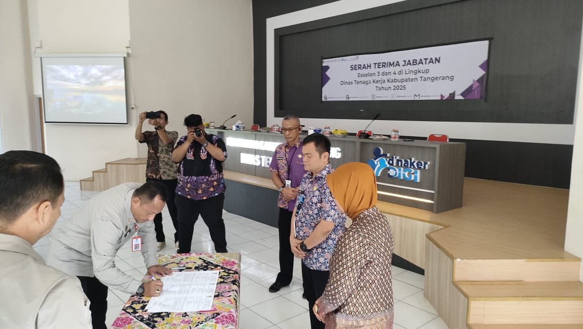 Hendra resmi menjabat sebagai Kepala Bidang Hubungan Industrial di Disnaker Kabupaten Tangerang, menggantikan Desyanti.