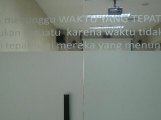 Temukan inovasi dekorasi kaca untuk kantor modern: cutting sticker, sticker sandblast, dan kaca film gedung untuk kenyamanan dan efisiensi.