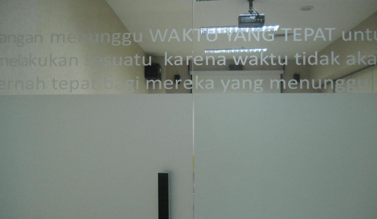 Temukan inovasi dekorasi kaca untuk kantor modern: cutting sticker, sticker sandblast, dan kaca film gedung untuk kenyamanan dan efisiensi.