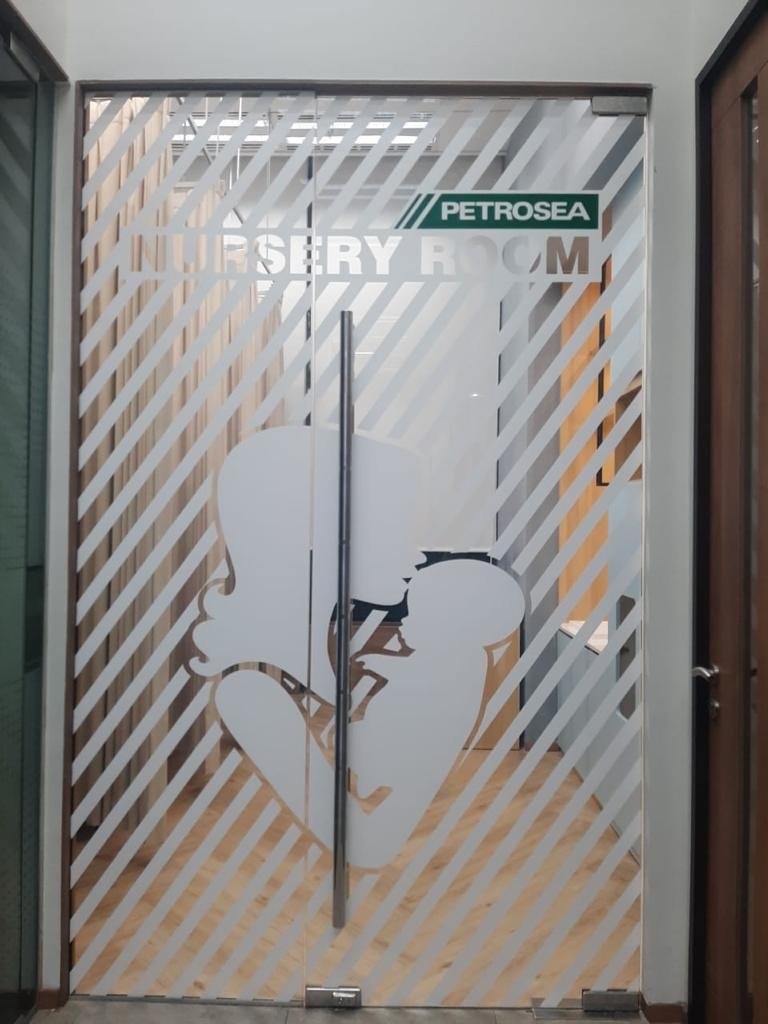 Tahun 2025, desain kantor modern mengutamakan efisiensi dan estetika dengan inovasi kaca film, sticker sandblast, dan cutting sticker.