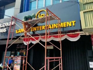 Tingkatkan citra bisnis Anda dengan signage profesional. Temukan neon box, huruf timbul stainless, dan akrilik yang menarik!