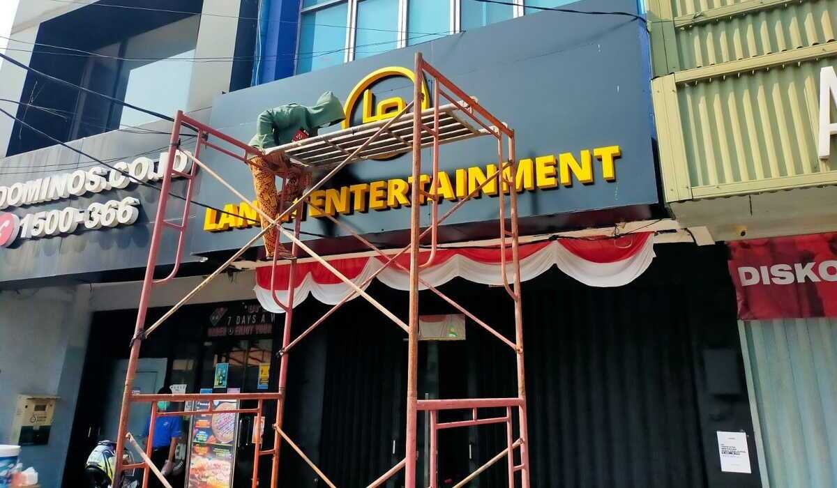 Tingkatkan citra bisnis Anda dengan signage profesional. Temukan neon box, huruf timbul stainless, dan akrilik yang menarik!