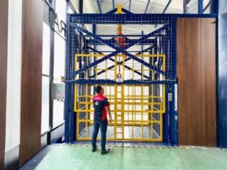 Triniti Bangunindo Perkasa menyediakan solusi cargo lift terbaik untuk industri. Lift barang berkualitas, aman, dan efisien. Hubungi sekarang!