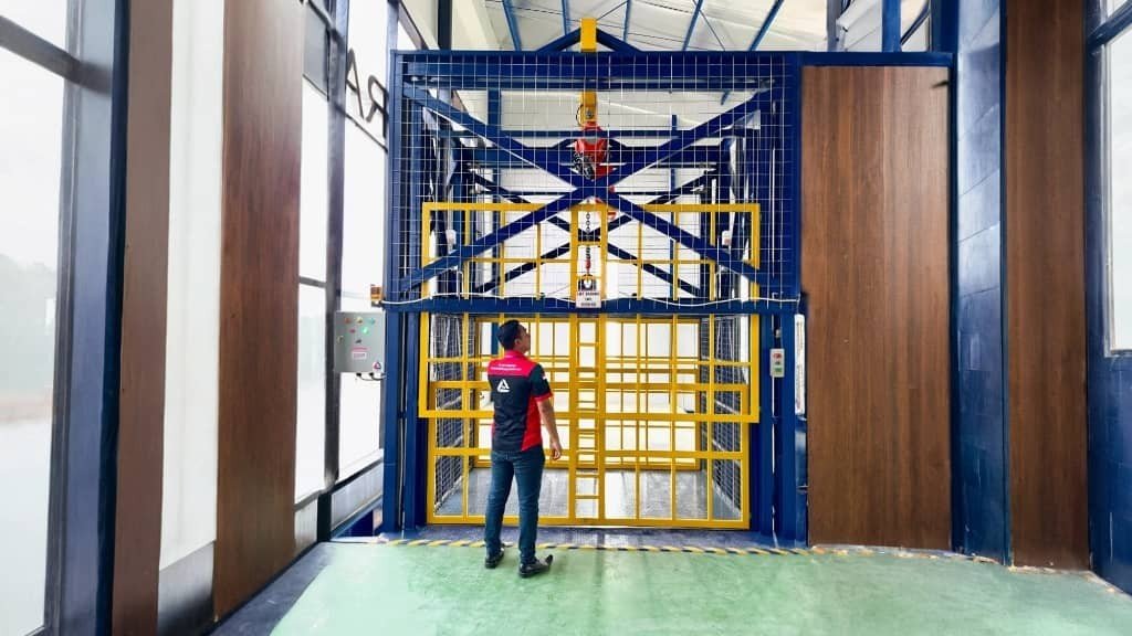 Triniti Bangunindo Perkasa menyediakan solusi cargo lift terbaik untuk industri. Lift barang berkualitas, aman, dan efisien. Hubungi sekarang!