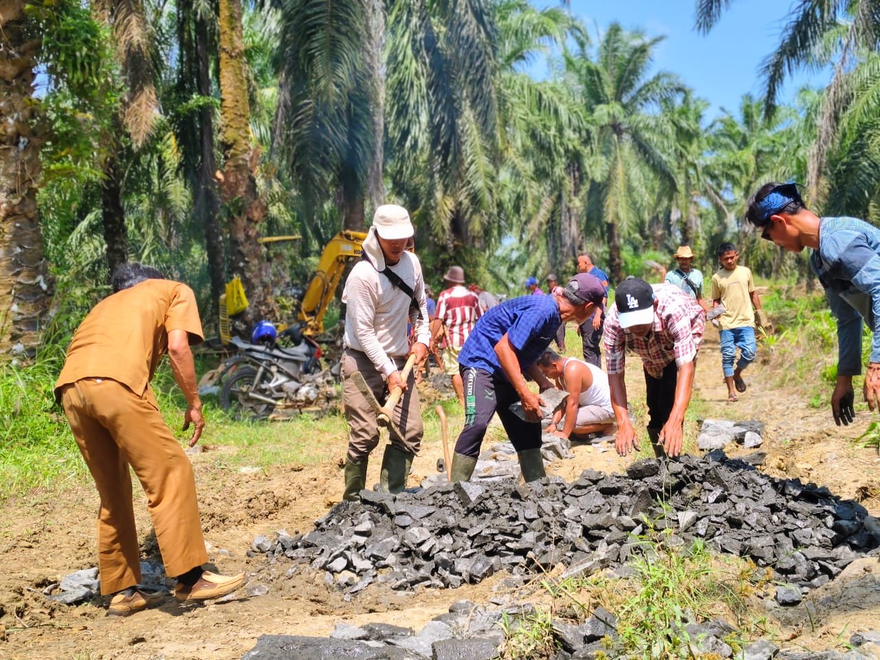 Anggota DPRD Banten Perbaiki Jalan Rusak Penghubung Lebak-Pandeglang