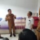 Kabag Umum BBPVP Serang, Agung Wisnugroho (baju putih) menunjukan asrama siswa Sekolah Rakyat saat kunjungan Wakil Walikota Serang Nur Agis Aulia, Plt Kadinsos Kota Serang M. ibra Gholibi di BBPVP Serang