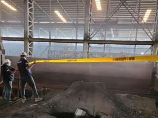 KLH menyegel furnace ilegal PT Xin Yuan Steel di Balaraja karena pelanggaran dokumen lingkungan dan pencemaran udara serius.