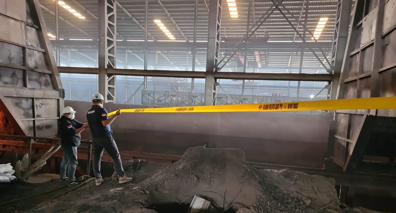 KLH menyegel furnace ilegal PT Xin Yuan Steel di Balaraja karena pelanggaran dokumen lingkungan dan pencemaran udara serius.