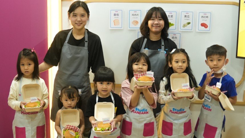 Kursus Mandarin HSK di Studio Mandarin bantu peserta lulus ujian HSK, sertifikasi global untuk kemahiran bahasa Mandarin.