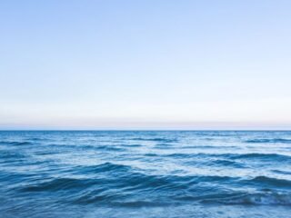 Ternyata Ini Penyebab Air Laut Berwarna Biru