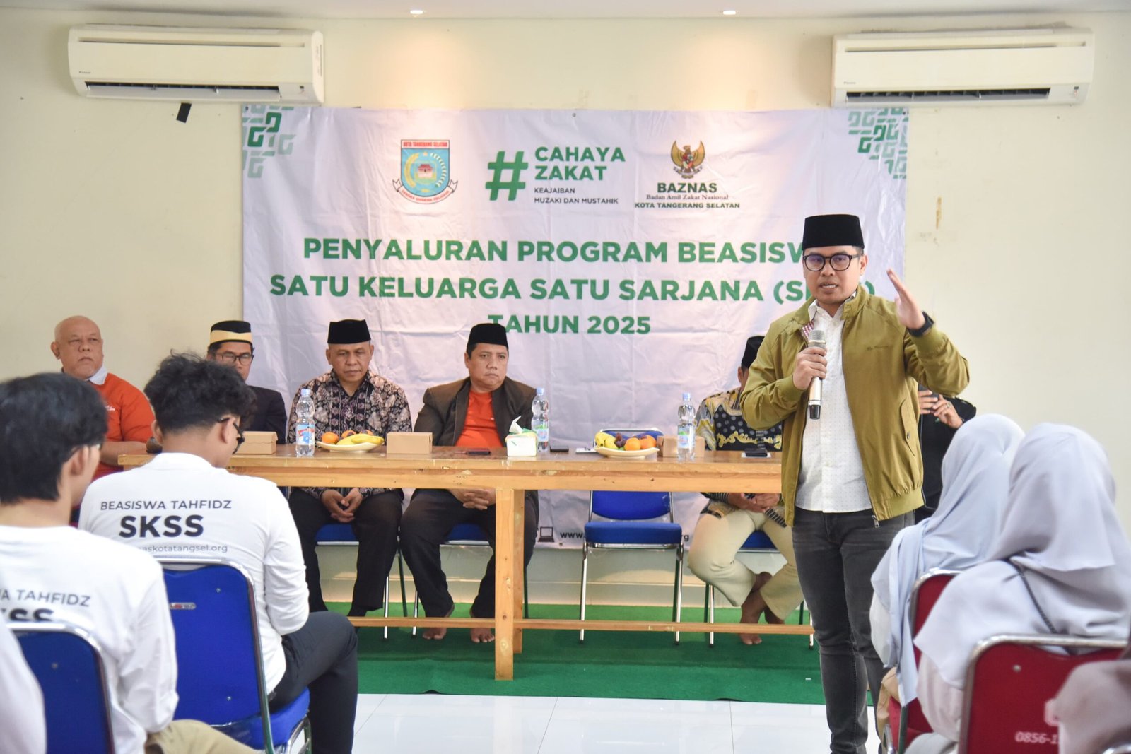 Pemkot Tangsel dan Baznas salurkan beasiswa SKSS kepada 35 mahasiswa penghafal Al-Qur'an sebagai bentuk dukungan pendidikan religius.
