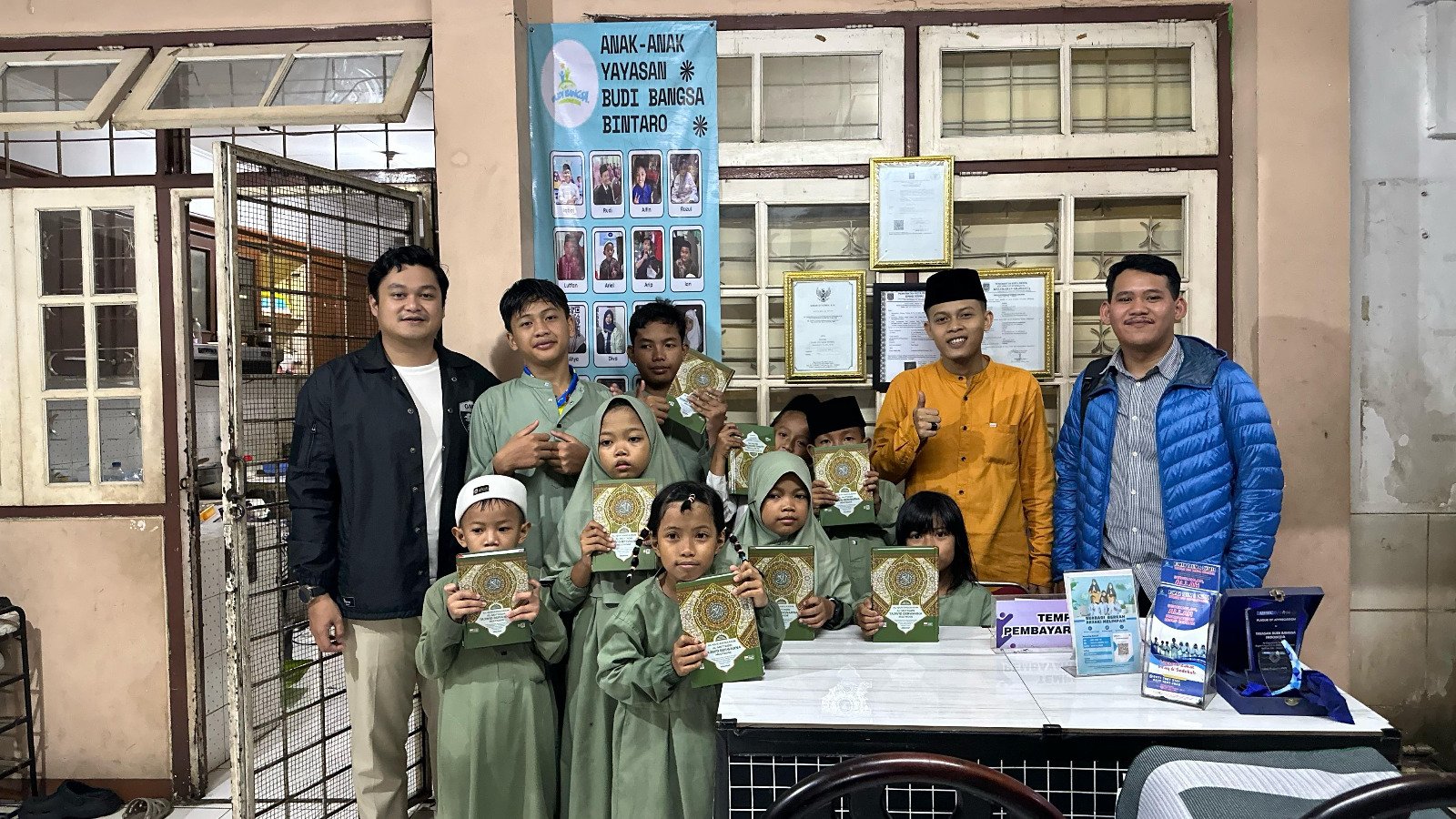 Rayakan HUT ke-17, TIDAR Tangsel bagikan 100 makanan dan 50 mushaf Al-Qur’an ke masjid dan yayasan di Tangerang Selatan.
