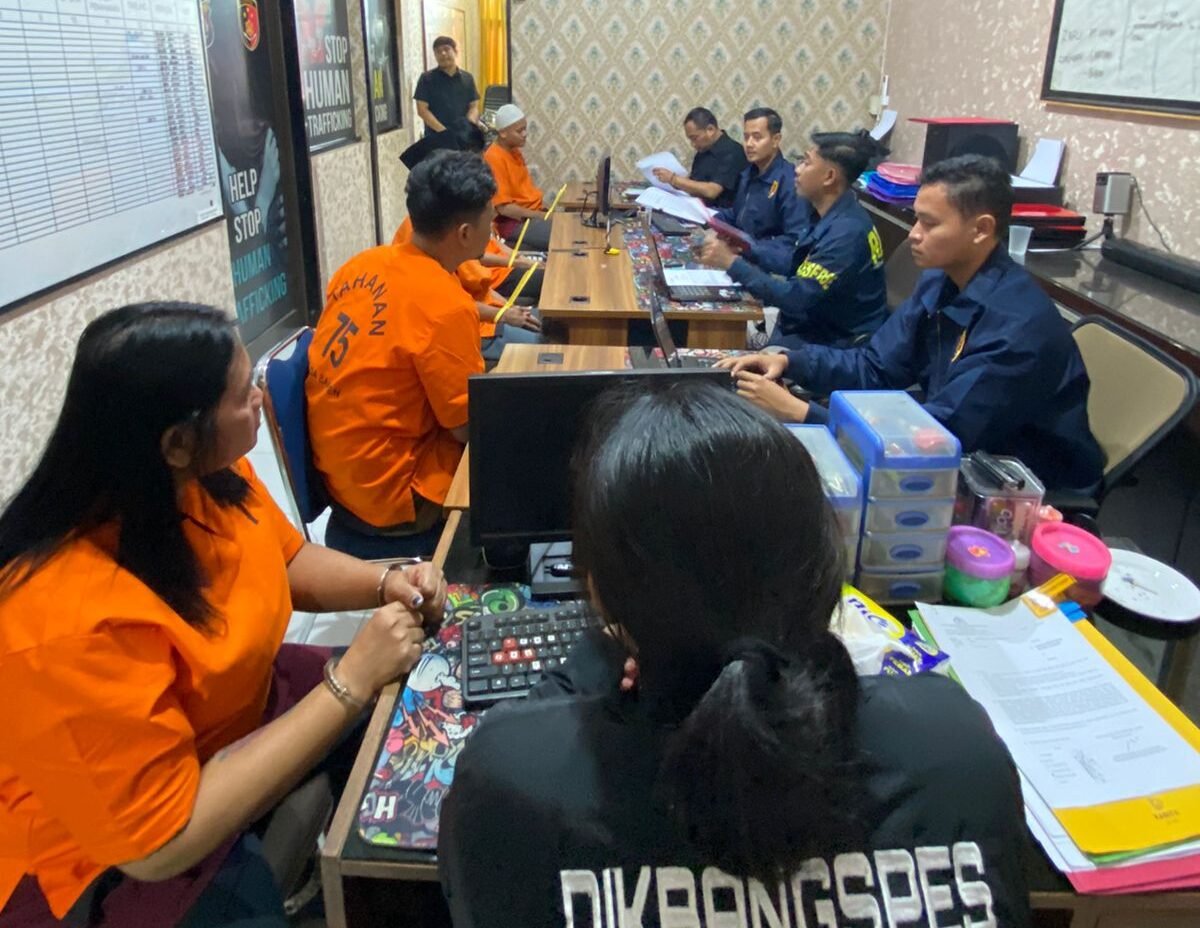 Polda Banten ungkap kasus prostitusi terselubung di Rajeg, amankan lima pelaku dan sejumlah korban, termasuk remaja berusia 17 tahun.