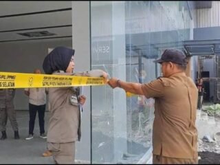 Satpol PP Tangsel segel showroom di Ciputat karena renovasi tanpa izin. Bangunan belum kantongi PBG dan pemilik belum hadir saat penyegelan.