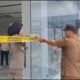 Satpol PP Tangsel segel showroom di Ciputat karena renovasi tanpa izin. Bangunan belum kantongi PBG dan pemilik belum hadir saat penyegelan.