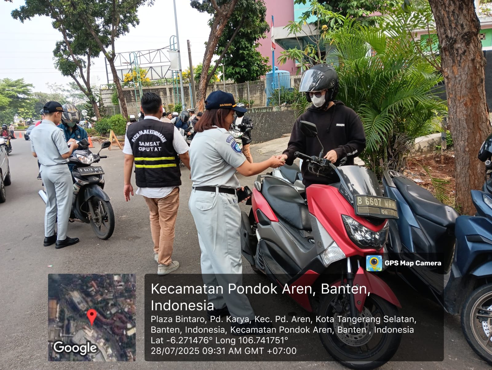 UPTD PPD Ciputat tindak 80 kendaraan menunggak pajak saat razia di Bintaro, hadirkan layanan Samsat Keliling dan sosialisasi pemutihan.