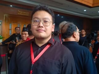 Abraham Garuda Laksono dan kader PDI Perjuangan mengawal sidang putusan Hasto Kristiyanto di PN Jakarta, serukan tegaknya keadilan.