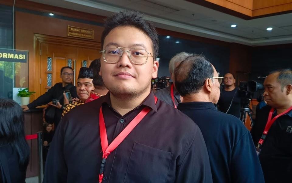 Abraham Garuda Laksono dan kader PDI Perjuangan mengawal sidang putusan Hasto Kristiyanto di PN Jakarta, serukan tegaknya keadilan.