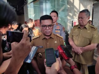 Gubernur Banten Andra Soni hadiri FGD sekolah gratis, bahas daya tampung SMA/SMK, sistem zonasi, dan solusi pendidikan di Banten.