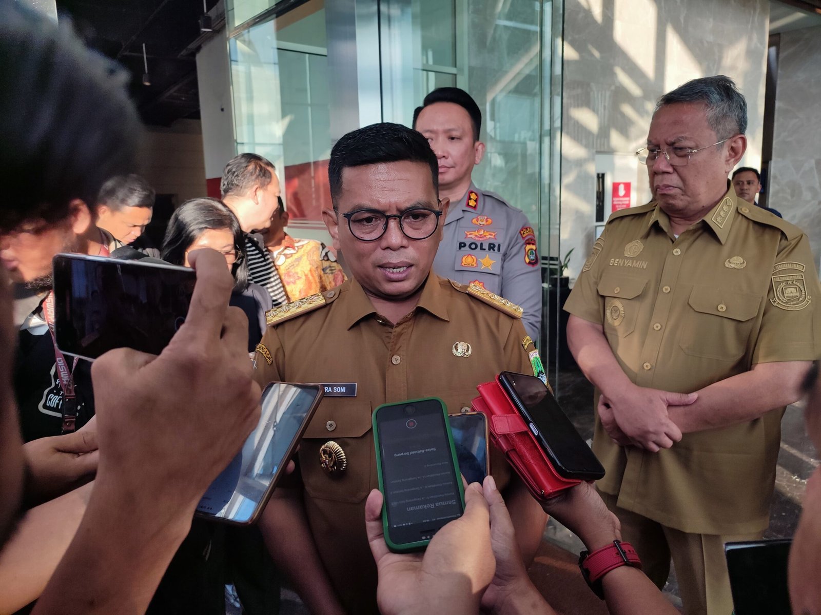 Gubernur Banten Andra Soni hadiri FGD sekolah gratis, bahas daya tampung SMA/SMK, sistem zonasi, dan solusi pendidikan di Banten.
