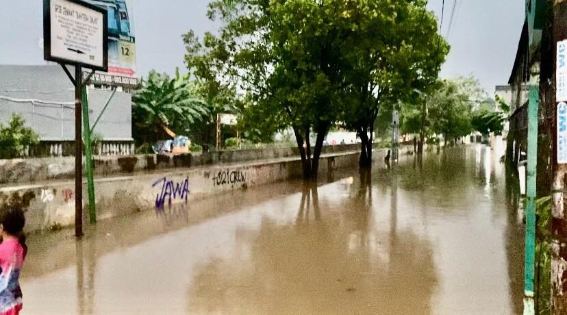 Hujan deras sebabkan banjir di 22 titik dan longsor di Tangsel. Ratusan KK terdampak, puluhan warga mengungsi. BPBD terus lakukan evakuasi.