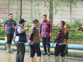 Bupati Tangerang tinjau banjir di Olek, Tigaraksa. Soroti pentingnya normalisasi saluran air dan imbau warga jaga kebersihan lingkungan.