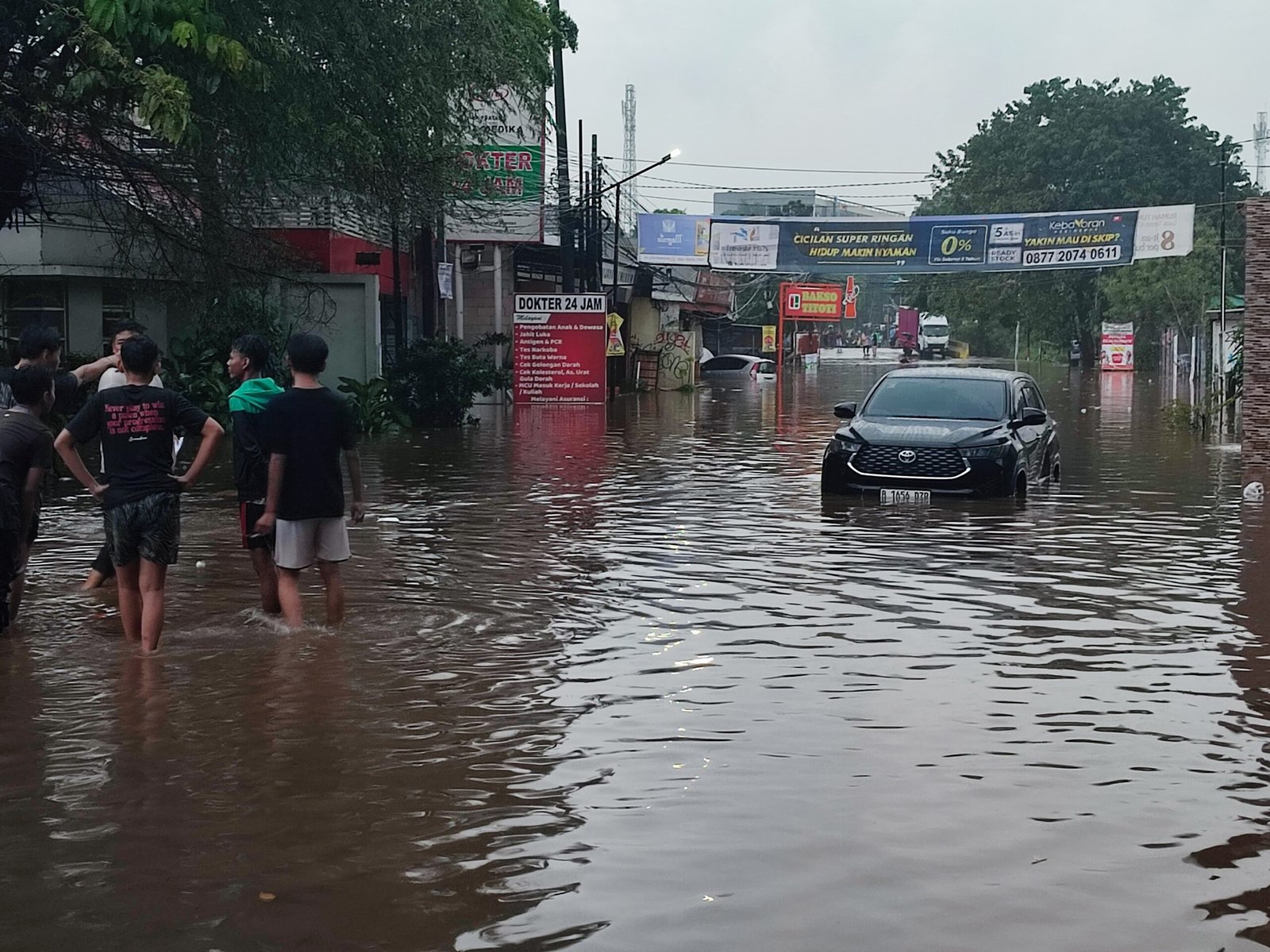 Hujan deras di Tangsel sebabkan banjir dan longsor. Genangan tinggi lumpuhkan jalan, tiga kontrakan di Pamulang longsor. Tidak ada korban jiwa.