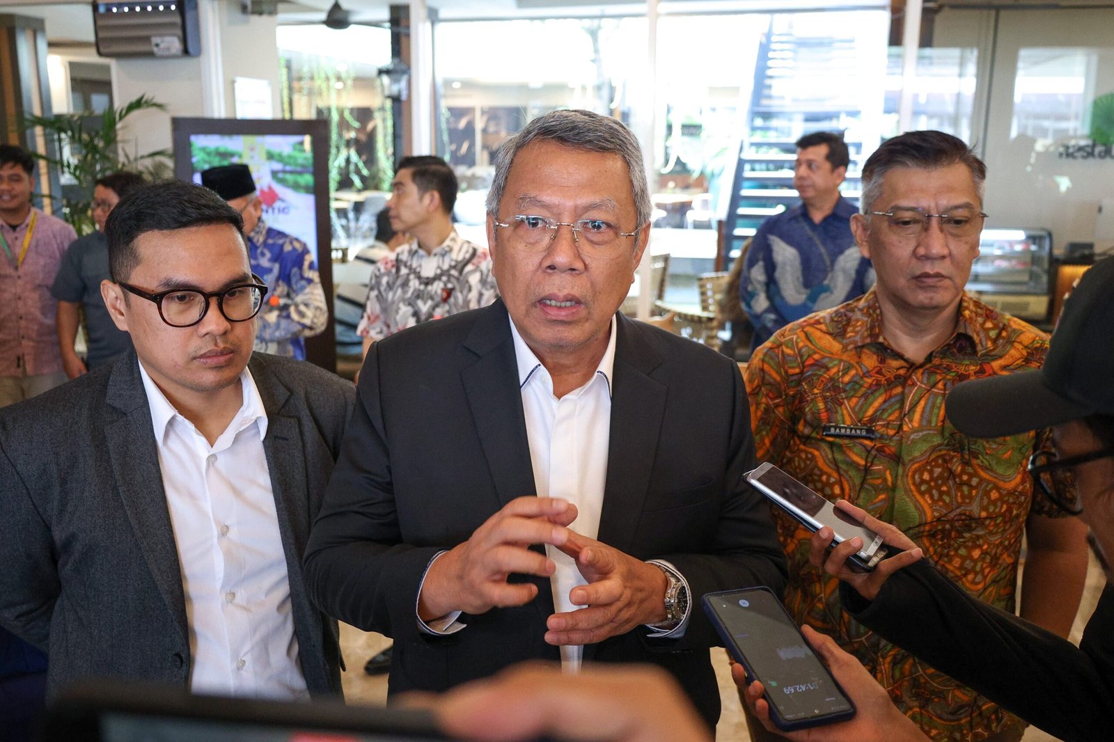 Wali Kota Tangsel evaluasi calon komisaris dan direksi PITS. Profesionalisme dan pelayanan publik jadi fokus utama dalam proses seleksi.