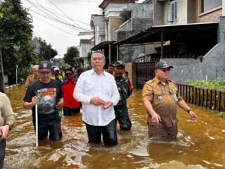 Wali Kota Tangsel tinjau banjir di Pondok Maharta, siapkan bantuan makanan, pompa air, dan antisipasi penyakit pascabanjir.