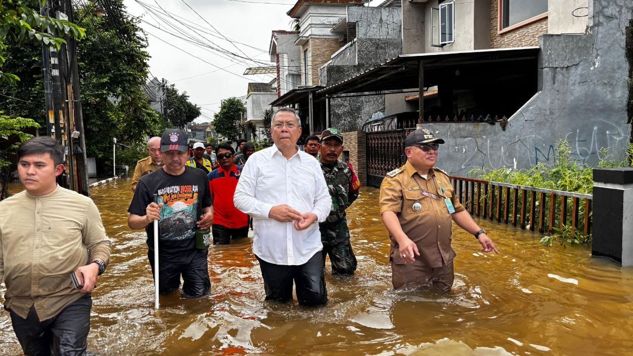 Wali Kota Tangsel tinjau banjir di Pondok Maharta, siapkan bantuan makanan, pompa air, dan antisipasi penyakit pascabanjir.
