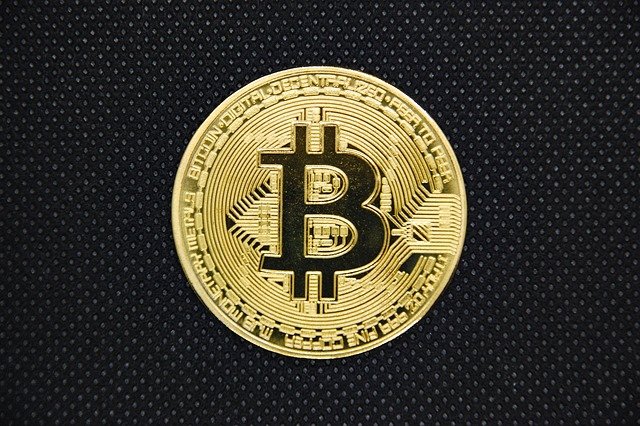 Prediksi harga Bitcoin (BTC) untuk 6 bulan ke depan, analisis fundamental dan teknikal, serta risiko investasi yang perlu diperhatikan.