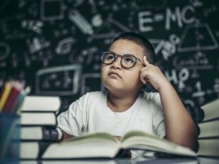 Executive function memengaruhi cara belajar anak disleksia dan ADHD. Pahami tantangan serta strategi pendidikan yang tepat.