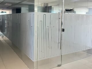 Cutting sticker jadi solusi branding visual yang efisien dan elegan di Tangerang, cocok untuk toko, kantor, hingga kendaraan usaha.