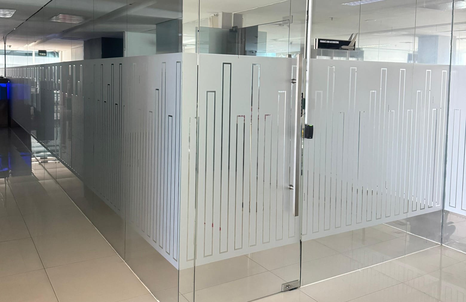 Cutting sticker jadi solusi branding visual yang efisien dan elegan di Tangerang, cocok untuk toko, kantor, hingga kendaraan usaha.