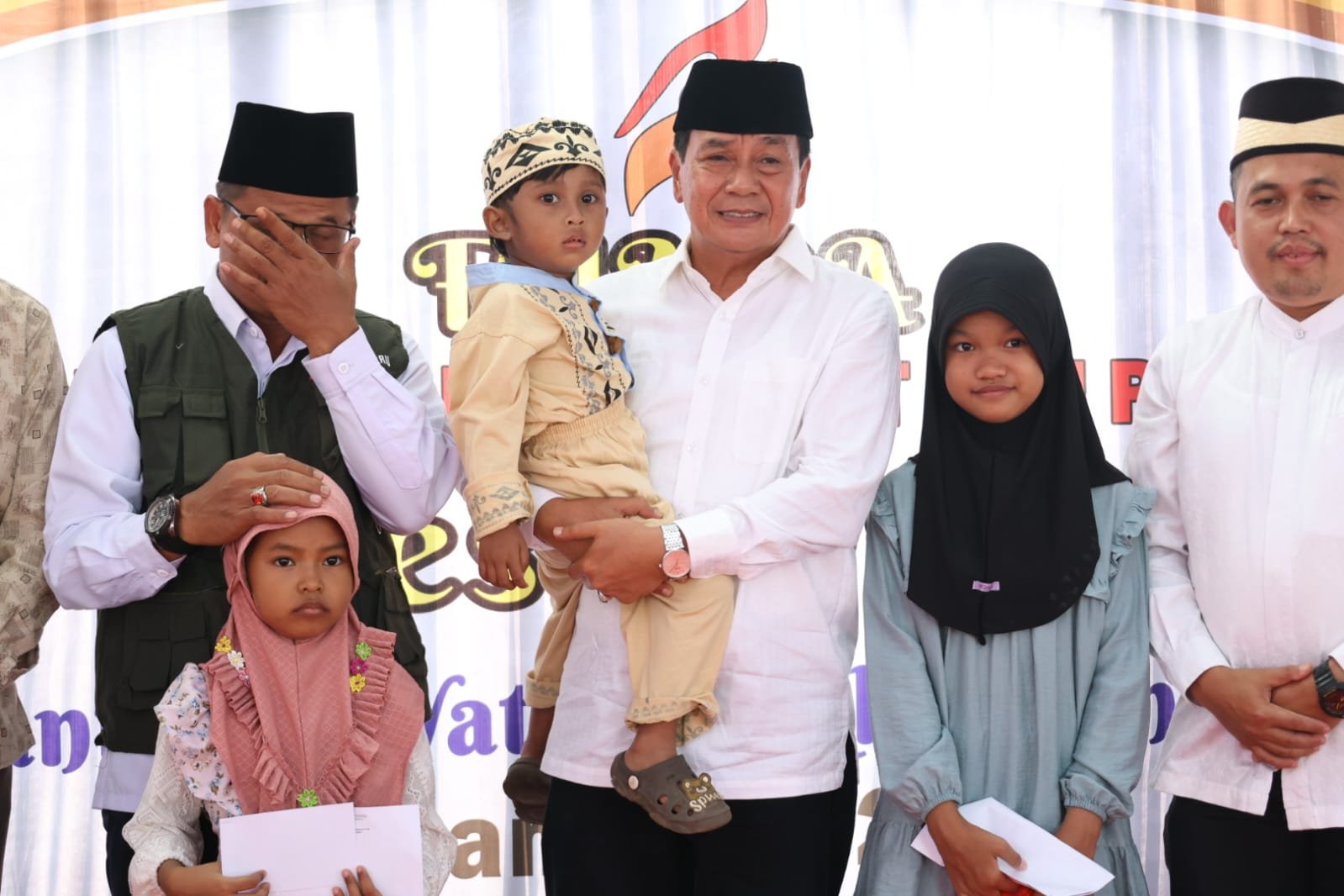 Bupati Tangerang hadiri bakti sosial FUADA di Desa Daru, santuni anak yatim dan dukung khitanan massal sebagai tradisi kepedulian.