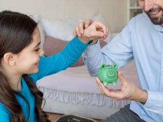 Ajarkan anak mengelola uang saku sejak dini untuk membentuk karakter finansial positif dan kebiasaan menabung yang bertanggung jawab.