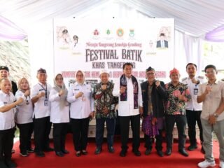 Bupati Tangerang dukung batik Kemuning jadi produk unggulan daerah, dorong pemakaian oleh ASN dan siswa, serta perluas pasar digital.