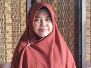 Mengenalkan bahasa Inggris sejak dini penting, namun harus seimbang dengan bahasa ibu agar anak cerdas tanpa kehilangan jati diri budayanya.
