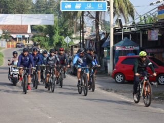 Polda Banten gelar Fun Bike dan bakti sosial di Kota Serang, hadirkan Kapolda Irjen Suyudi dan bagikan sembako untuk warga Banjarsari.