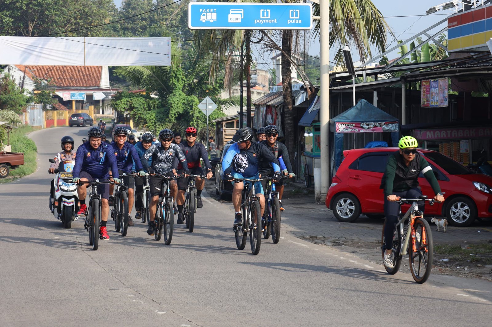 Polda Banten gelar Fun Bike dan bakti sosial di Kota Serang, hadirkan Kapolda Irjen Suyudi dan bagikan sembako untuk warga Banjarsari.