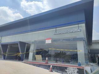 Satpol PP Kota Tangsel kembali segel proyek showroom BYD di Cipayung karena belum kantongi PBG, meski sebelumnya sudah disegel.