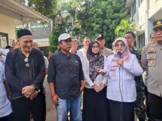 Puluhan Warga 'Wong Pitu' Gelar Aksi Damai di Sekolah SMAN 3 Tangerang Selatan