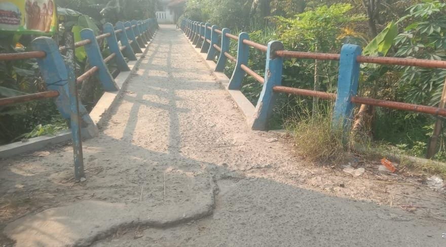 Warga Desa Sukadiri, Kab. Tangerang, keluhkan jembatan rusak yang membahayakan. Pemprov Banten diminta segera bertindak.