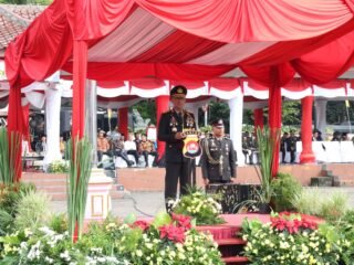 Polda Banten gelar upacara Hari Bhayangkara ke-79 di Serang. Kapolda tekankan profesionalisme, netralitas, dan sinergi lintas sektor.