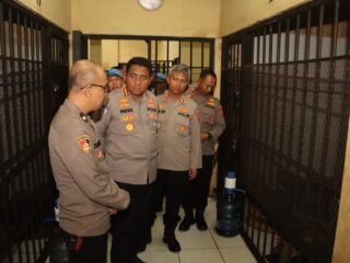 Kapolresta Tangerang sidak ruang tahanan, cek keamanan, kesehatan, dan hak ibadah tahanan sebagai bentuk pendekatan humanis kepolisian.