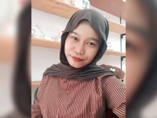 Bahasa Inggris penting dikenalkan sejak dini melalui lagu, permainan, dan media audio visual untuk mendukung perkembangan kosakata anak.