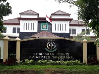 Kejagung promosikan 322 pegawai termasuk Kepala Kejari Tangerang. Ricky Tomy ke pusat, digantikan Afrillianna Purba dari Kejati Sumbar.