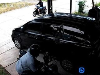Warga Cendana Essence, Lippo Karawaci, keluhkan lemahnya sistem keamanan usai insiden pencurian motor yang terekam CCTV Senin pagi.