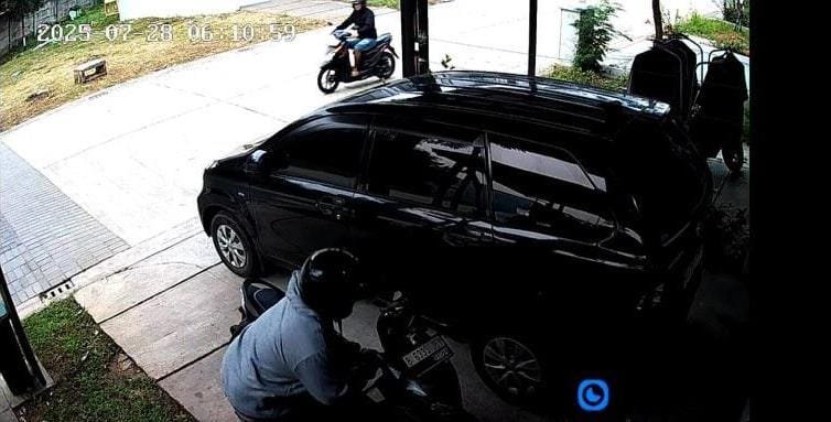 Warga Cendana Essence, Lippo Karawaci, keluhkan lemahnya sistem keamanan usai insiden pencurian motor yang terekam CCTV Senin pagi.